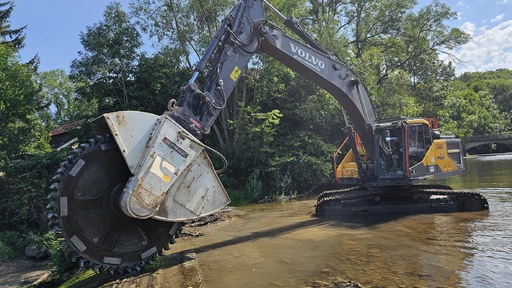 KEMROC DMW Cutting Wheel Provides Economical Demolition of a Weir Wall